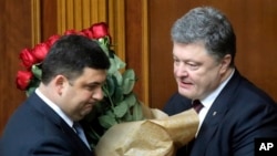 볼로디미르 그로이스만 우크라이나 신임 총리(왼쪽)가 14일 페트로 포로셴코 대통령으로부터 축하 꽃다발을 받고 있다.