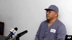 کنت بائه مبلغ آمریکایی در حال گفتگو با خبرنگاران در بیمارستانی در پیونگ یانگ