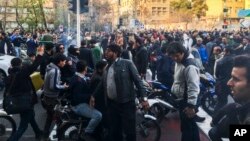 Manifestation à Téhéran contre les difficultés économiques et le pouvoir en Iran, le 30 décembre 2017.