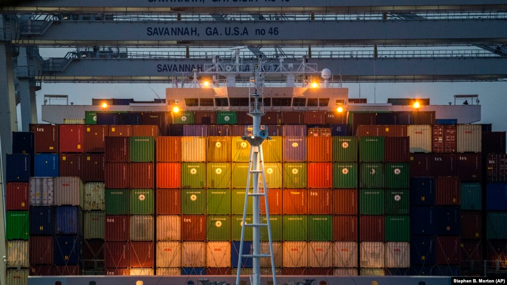资料照片：停靠在乔治亚州萨凡纳港的集装箱货轮。(2021年9月29日)(photo:VOA)