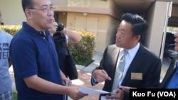 為首的抗議者鄭存柱遞交抗議書給蒙市書記陳傳文（美國之音國符拍攝）