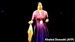 Un hologramme de la légendaire chanteuse égyptienne Oum Kalthoum est projeté sur la scène de l'Opéra du Caire au Caire, le 6 mars 2020, environ 45 ans après la mort de la chanteuse.