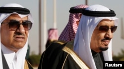 Saudi Arabia's Crown Prince Mohammed bin Nayef (L) seen here with his uncle King Salman (R) in Riyadh, January 27, 2015. King Salman has designated Prince Mohammed to attend this week's GCC summit at Camp David. REUTERS/Jim Bourg 
