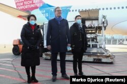 Predsjednik Srbije dočekao je na beogradskom aerodromu pošiljku od milion vakcina kineske kompanije Sinopharm, Januar 2021