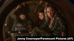 Cuplikan adegan sekuel thriller "A Quiet Place II" produksi Paramount Pictures menampilkan Noah Jupe, Millicent Simmonds, dan Emily Blunt." (Foto: Jonny Cournoyer/Paramount Pictures via AP) 