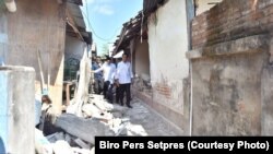 Presiden Joko Widodo mendatangi rumah yang rusak akibat gempa.