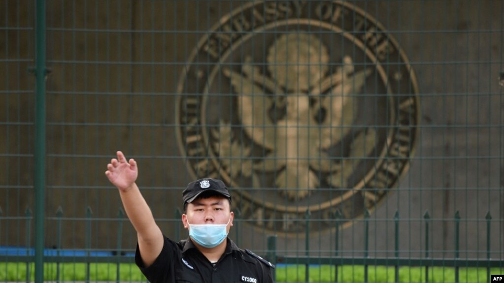 美国驻北京大使馆外的一名中国保安在做手势。（2020年9月12日）(photo:VOA)