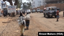 Les femmes marchandes vendent dans les rues de Bukavu au Sud-Kivu, RDC, 24 février 2017. (VOA/Ernest Muhero)