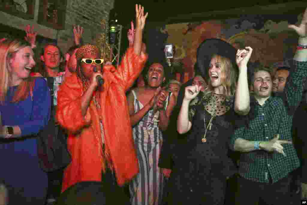 در حاشیه فستیوال موسیقی با عنوان &laquo;جنوب از جنوب غربی&raquo; در تگزاس، سانتیگولد خواننده در مراسم مهمانی بعد از معرفی فیلم &laquo;بوک اسمارت&raquo; با حضور &laquo;اولیویا وایلد&raquo; کارگردان فیلم و مدل و بازیگر پیشین.