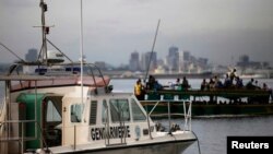 Un gendarme ivoirien sur un bateau au port d'Abidjan, le 23 avril 2013.