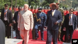 Le Premier ministre indien Narendra Modi, 2e à gauche, aux côtés du président ougandais Yoweri Museveni, à droit, à la State House Entebbe, à environ 42 Km de la capitale Kampala, Ougand, 24 juillet 2018.