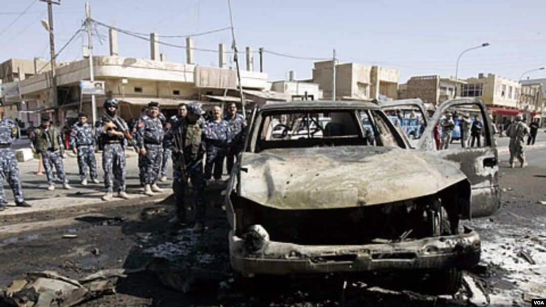 Polisi Irak memeriksa lokasi ledakan bom di Kirkuk, sekitar 250 kilometer utara Baghdad (15/8).
