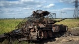 Un tanque ruso destruido se encuentra al costado de una carretera cerca de la ciudad de Sudzha, Rusia, en la región de Kursk, el 16 de agosto de 2024, en una imagen aprobada por el Ministerio de Defensa de Ucrania antes de su publicación. [Foto: Archivo/AP]