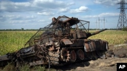 Un tanque ruso destruido se encuentra al costado de una carretera cerca de la ciudad de Sudzha, Rusia, en la región de Kursk, el 16 de agosto de 2024, en una imagen aprobada por el Ministerio de Defensa de Ucrania antes de su publicación. [Foto: Archivo/AP]