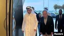 Firaiministan Qatar Sheikh Mohammed bin Abdulrahman bin Jassim Al Thani, a hagu da Babban Sakataren MDD, Antonio Guterres, dama a Doha