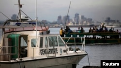 Un gendarme ivoirien sur un bateau au port d'Abidjan, le 23 avril 2013.