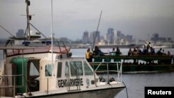 Un gendarme ivoirien sur un bateau au port d'Abidjan, le 23 avril 2013.