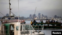 Des bateaux au port d'Abidjan, le 23 avril 2013. (Photo: REUTERS/Thierry Gouegnon)