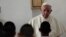 El papa Francisco escucha las palabras de un recluso en el centro de detención de menores de Las Garzas antes del inicio de una misa penitencial, en Panamá, el viernes 25 de enero de 2019.