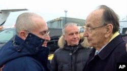 Ruski magnat Mihail Hodorkovski rukuje se na aerodromu sa bivšim šefom nemačke diplomatije Hansom Ditrihom Genšerom