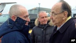 Mantan Menlu Jerman, Hans-Dietrich Genscher (kan) menyambut kedatangan taipan minyak Rusia, Mikhail Khodorkovsky (kiri) di bandara internasional Berlin-Schoenefeld, Jumat (20/12). 