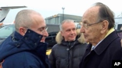 Former German Foreign Minister Hans-Dietrich Genscher (r) welcoming Russian oligarch Mikhail Khodorkovsky at the airport in Berlin-Schoenefeld, Dec. 20, 2013.