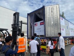 500,000 doses of a total one million doses of Johnson & Johnson Covid-19 vaccine, donated by the United States through COVAX, was delivered to Cambodia on July 30, 2021, at the Phnom Penh International Airport, Cambodia. (Hean Socheata/VOA Khmer)