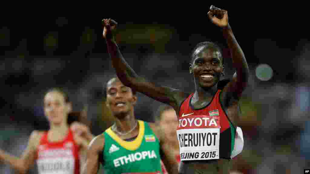 Vivian Jepkemoi Cheruiyot du Kenya jubile après avoir remporté la finale du 10.000 m féminin aux championnats du monde d&#39;athlétisme au stade Nid d&#39;oiseau à Pékin, lundi 24 août 2015.