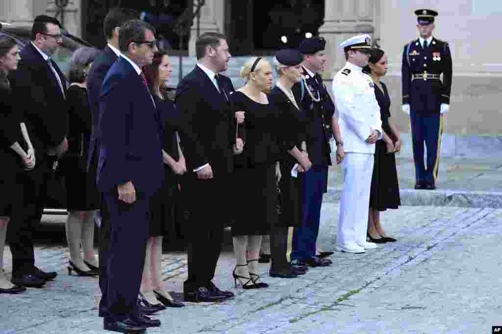 Familia ya Seneta John McCain katika ikiwa tayari kuingia kanisa la National Cathedral kwa ibada maalum, Washington, Septemba 1, 2018.