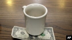 팁을 남기는 모습.