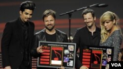 Maz Martin, Lukasz "Dr. Luke" Gottwalk, los compositores del año, con los cantantes Adam Lambert y Ke$ha, después de recibir sus premios.