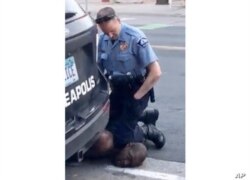 En esta fotografía del 25 de mayo de 2020, el entonces oficial de policía de Minneapolis Derek Chauvin se arrodilla sobre el cuello de George Floyd, un hombre esposado que suplicaba que no podía respirar.