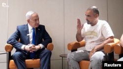 دیدار بنیامین نتانیاهو، نخست‌وزیر اسرائیل، با یانیو حیون، مسافر اسرائیلی که در مهار کمک‌خلبان پرواز فلای‌دبی و جلوگیری از سقوط هواپیما نقش داشت (پنج‌شنبه ۹ مهر ۱۴۰۵)