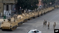 埃及軍隊在開羅市內防守建築物