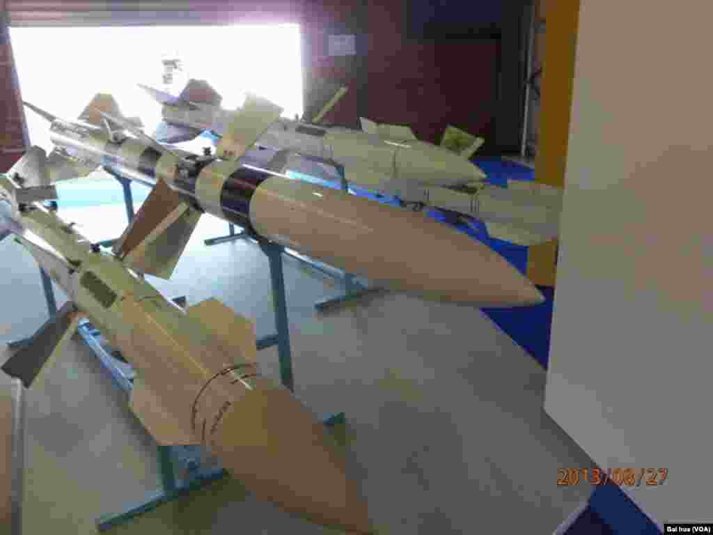 烏克蘭阿爾杰姆公司在航展上展出的用在蘇-27戰機上的空對空導彈模型，中國曾大量購買(美國之音白樺拍攝)