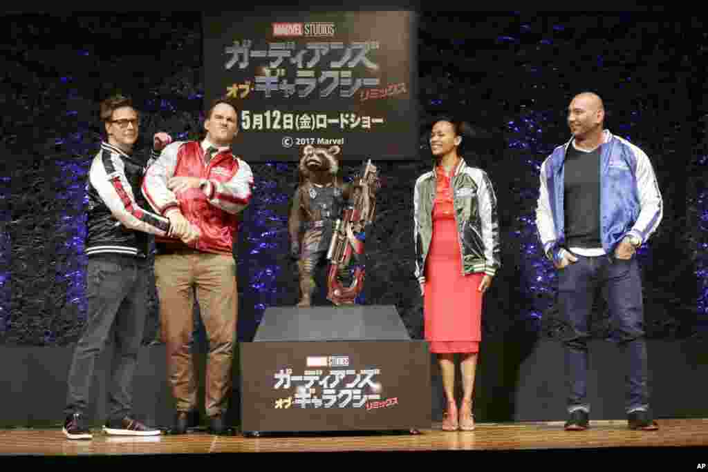 在电影《银河护卫队2》（Guardians of the Galaxy Vol. 2.&quot; ）的东京记者会上，左起：导演詹姆斯&middot;古恩（James Gunn），演员克里斯&middot;帕拉特（Chris Pratt） , 佐伊&middot;萨尔达纳（Zoe Saldana） 和戴夫&middot;包蒂斯塔 Dave Bautista（2017年4月11日）。在影片《银河护卫队》获得意外成功后，制片人再次启用原班人马，推出成本更大，更华丽的续集。