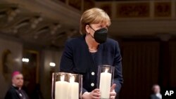 Almaniya kansleri Angela Merkel Berlində koronavirus pandemiyasının qurbanlarının xatirəsinin anımı mərasimində, 18 aprel, 2021.