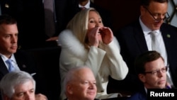 La representante republicana Marjorie Taylor Greene abuchea y grita "Mentiroso" al presidente de EEUU Jode Biden durante el discurso del Estado de la Nación, en Washington, el 7 de febrero de 2023.