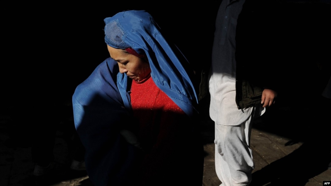 Toglarda yalangoch qizlar