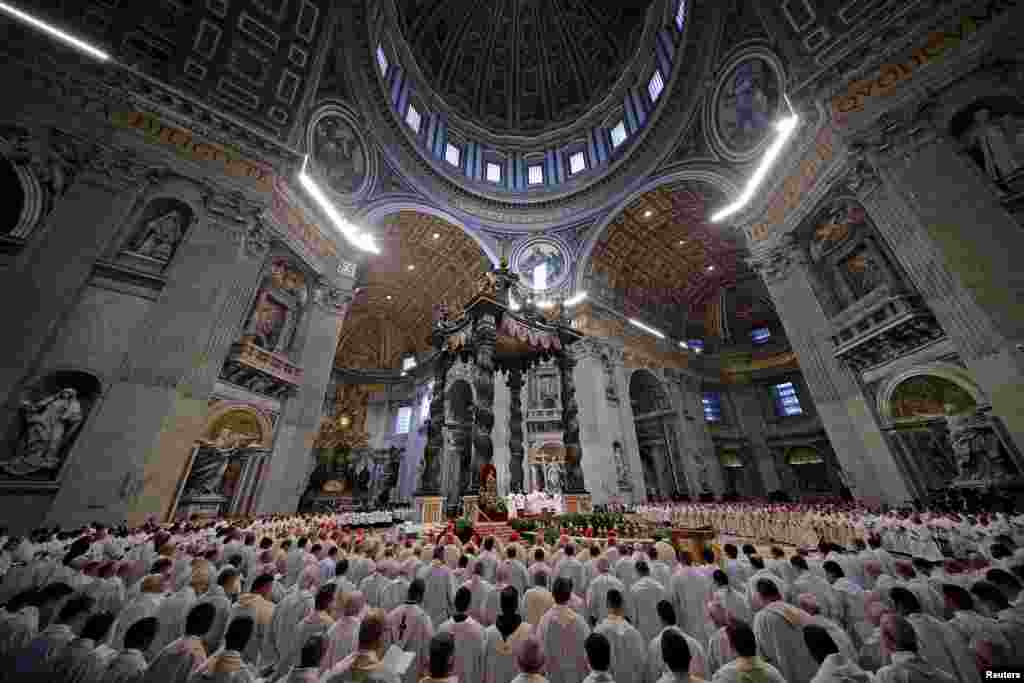 សម្តេច Pope Francis ដឹកនាំពិធីសាសនា Chrism Mass ក្នុងព្រះវិហារ Saint Peter's basilica នៅឯបុរីវ៉ាទីកង់។