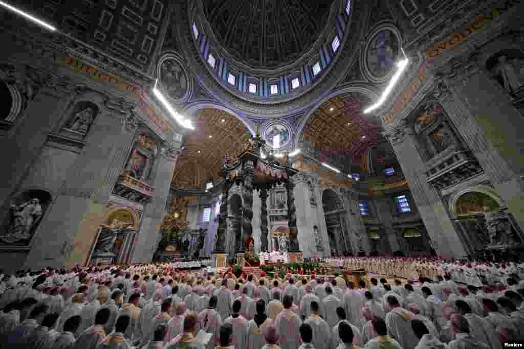 សម្តេច​ Pope Francis ដឹក​នាំ​ពិធី​សាសនា​ Chrism Mass ក្នុង​ព្រះ​វិហារ​ Saint Peter&#39;s basilica នៅ​ឯ​បុរី​វ៉ាទីកង់។ 