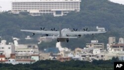 Sebuah pesawat militer lepas landas dari bandar udara marinir AS Futenma di Ginowan, Okinawa, Jepang (Foto: dok). Sekitar 9 ribu marinir di Okinawa akan dipindahkan ke Guam dan lokasi-lokasi lain di Asia-Pasific, termasuk Hawaii berdasarkan kesepakatan AS