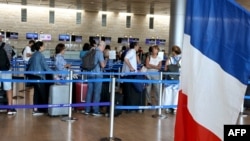 بازگشت اتباع فرانسوی به فرانسه پس از حملات حماس به اسرائیل. فرودگاه بن‌ گوریون تل ‌آویو، اسرائیل - ۲۲ مهر ۱۴۰۲ 