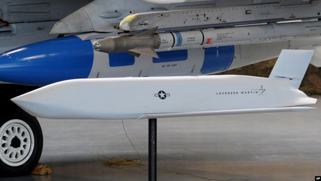 Mодель ракеты JASSM компании Lockheed Martin на базе польских ВВС в Познани, 11 декабря 2014 года