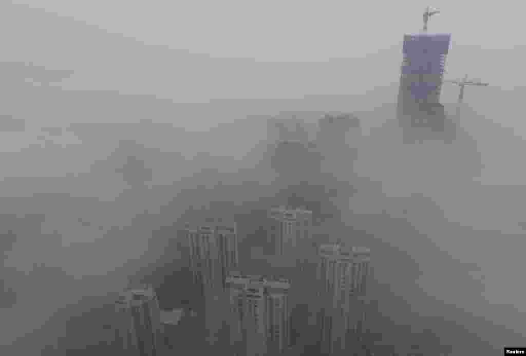 Zgrade pod smogom u Ćingdau u kineskoj pokrajini Šandong. 25. februar, 2014.&nbsp;