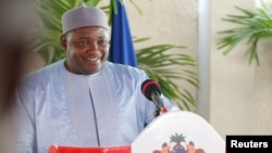 FOTO ARSIP: Presiden Gambia, Adama Barrow, tampak dalam sebuah konferensi poers di kediamannya di Banjul, Gambia (28/1). (foto: REUTERS/Thierry Gouegnon)