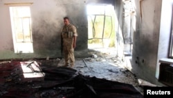 Un soldado iraquí inspecciona el interior de una mezquita sunita atacada el fin de semana por un terrorista suicida. 