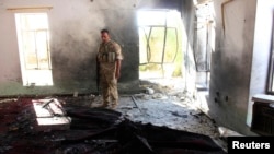 Binh sĩ Iraq xem xét hiện trường sau một vụ tấn công tự sát tại thị trấn Wajihiya trong tỉnh Diyala.