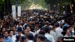 Mourners gather to honor Vietnam's late General Giap in Hanoi, Oct.12, 2013