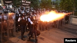 Polisi menembakkan gas air mata ke arah demonstran dalam aksi menolak RUU Ekstradisi di Hong Kong, Rabu (12/6). 